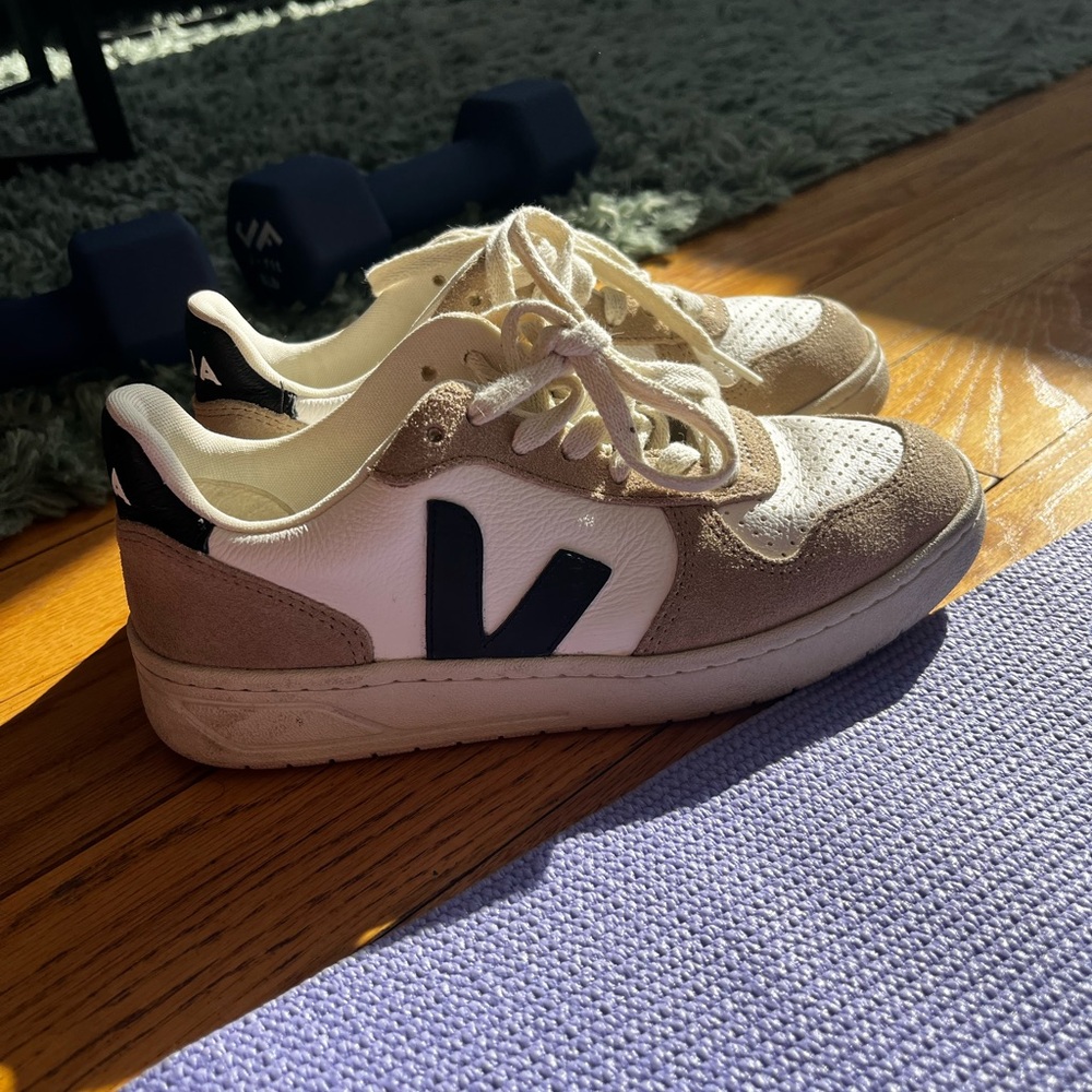 VEJA SHOES SIZE 5
